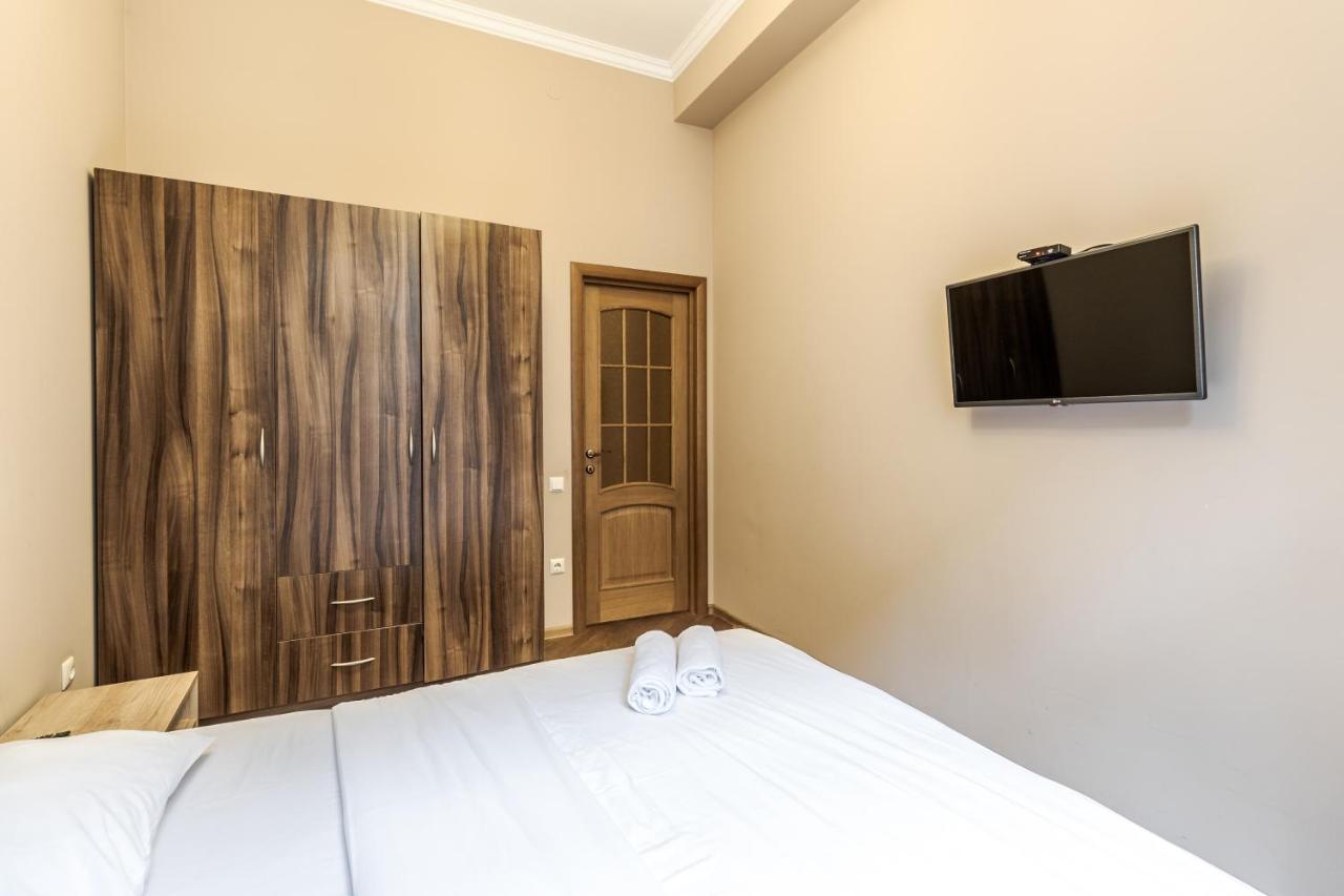 Apartment On Stavropihiiska Street 3 ลวีฟ ภายนอก รูปภาพ